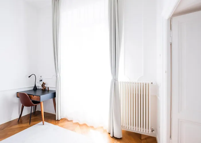 Stunning 1br, 2bath In The Heart Of 6c Apartment *