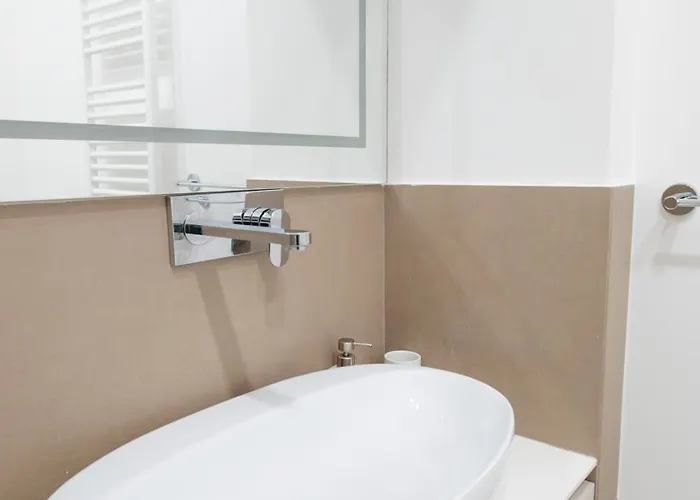 Apartment Stunning 1br, 2bath In The Heart Of 6c Rom