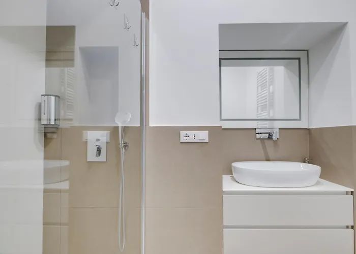 Stunning 1br, 2bath In The Heart Of 6c * Rom